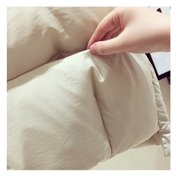 Dabartinė moteriška liemenė aukšta apykakle ir sagomis