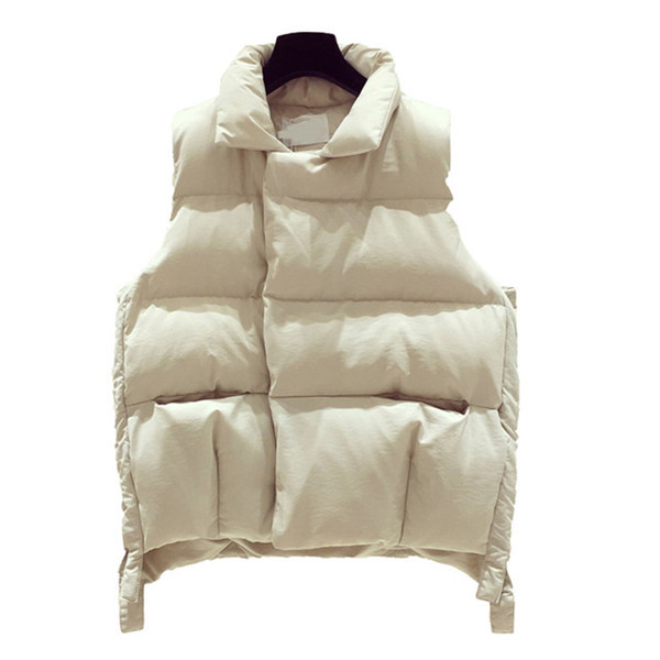 Dabartinė moteriška liemenė aukšta apykakle ir sagomis