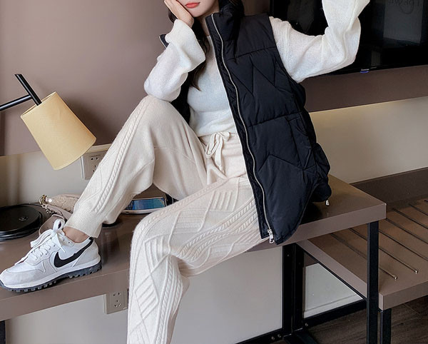 Lai kõrge krae ja lukuga naistevest