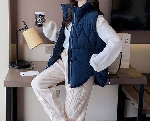 Lai kõrge krae ja lukuga naistevest