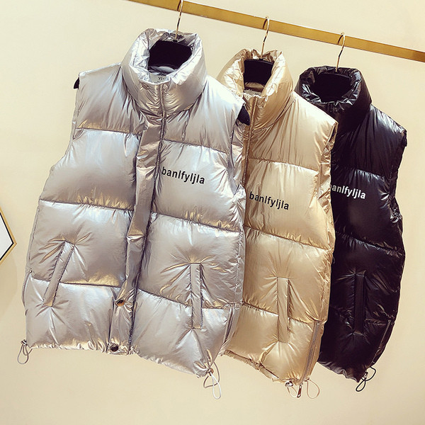 Novi model ženske vestice sa natpisom i visokom kragnom