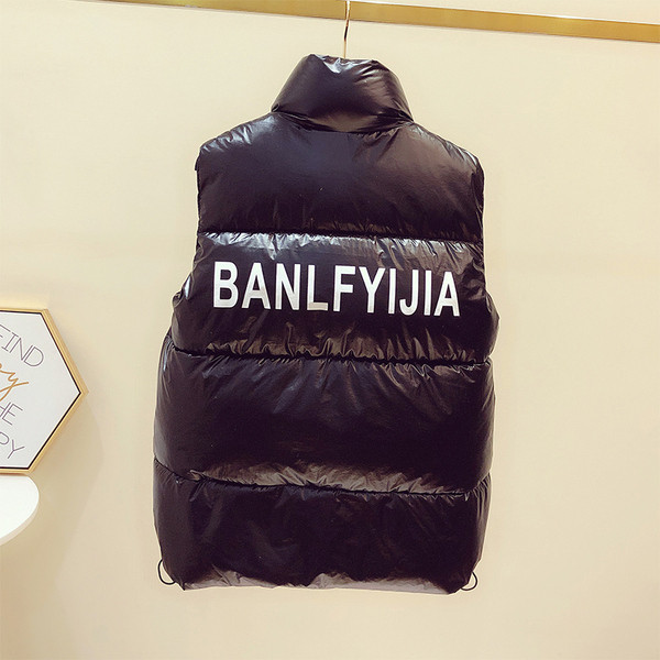 Novi model ženske vestice sa natpisom i visokom kragnom