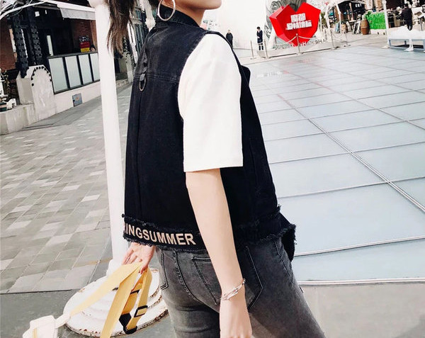 Šiuolaikinė moteriška džinsinė liemenė juodos spalvos