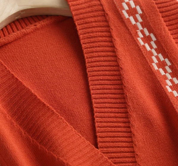 Naiste kootud vest tikandi ja spitsikaelusega