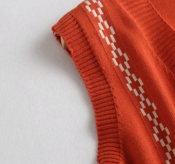 Naiste kootud vest tikandi ja spitsikaelusega