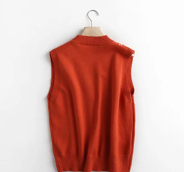 Naiste kootud vest tikandi ja spitsikaelusega