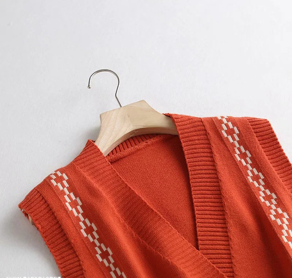 Naiste kootud vest tikandi ja spitsikaelusega