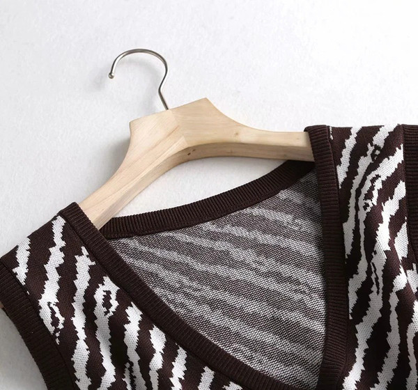 Lühike kootud vest naistele spits-kaelusega