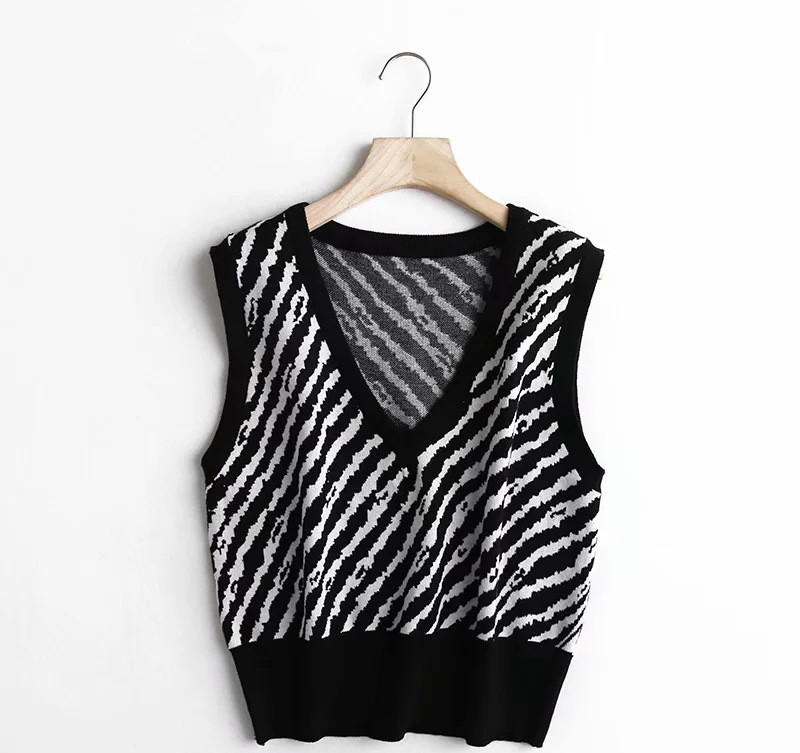 Lühike kootud vest naistele spits-kaelusega