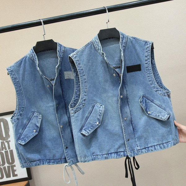 Šiuolaikinė moteriška džinsinė liemenė su ovalia apykakle, sagomis ir kaklaraiščiais