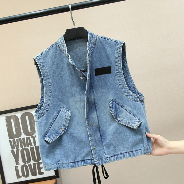 Šiuolaikinė moteriška džinsinė liemenė su ovalia apykakle, sagomis ir kaklaraiščiais