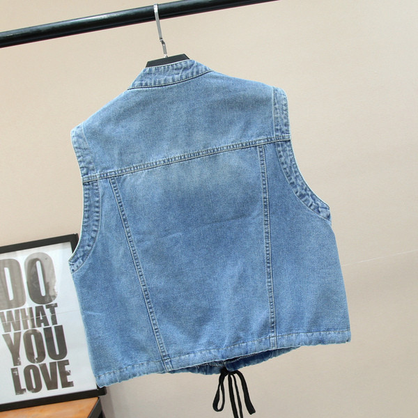 Šiuolaikinė moteriška džinsinė liemenė su ovalia apykakle, sagomis ir kaklaraiščiais