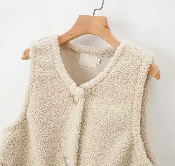 Ravni model ženskog prsluka s gumbima