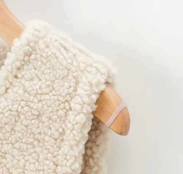 Ravni model ženskog prsluka s gumbima