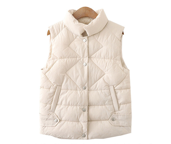 Nööpide ja kõrge kraega talvevest naistele