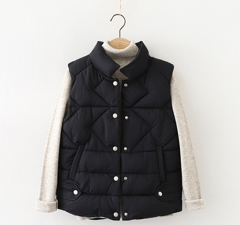 Nööpide ja kõrge kraega talvevest naistele