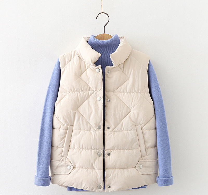 Nööpide ja kõrge kraega talvevest naistele