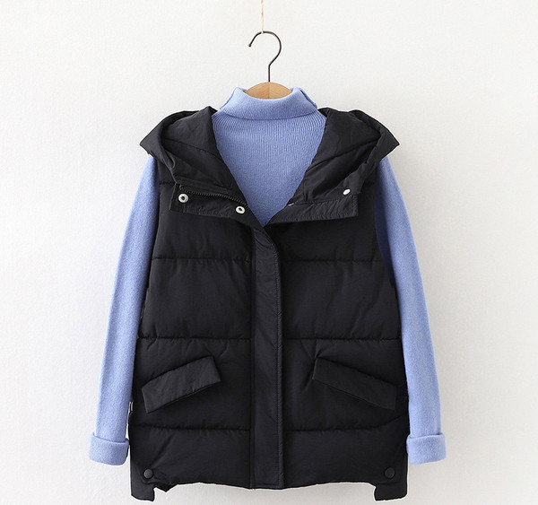 Moteriška asimetrinė liemenė su gobtuvu