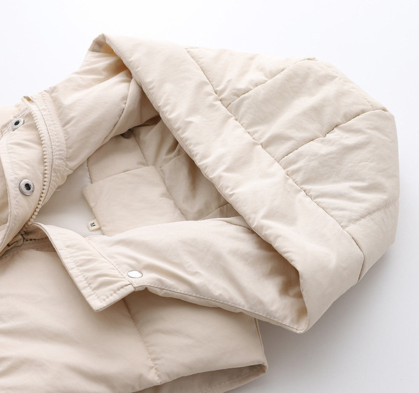 Moteriška asimetrinė liemenė su gobtuvu