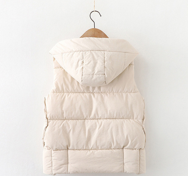 Moteriška asimetrinė liemenė su gobtuvu