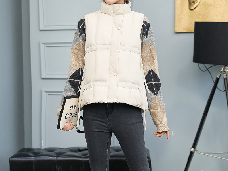 Kõrge krae, taskute ja nööpidega vabaaja naistevest