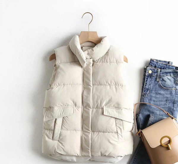 Ženski prsluk s visokim ovratnikom i gumbima