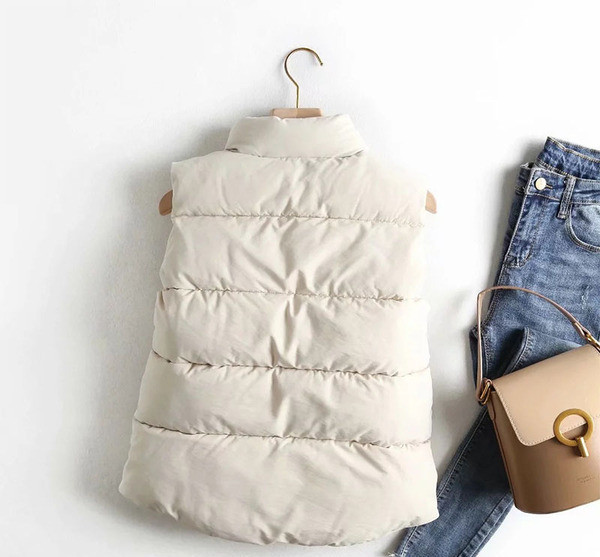 Ženski prsluk s visokim ovratnikom i gumbima