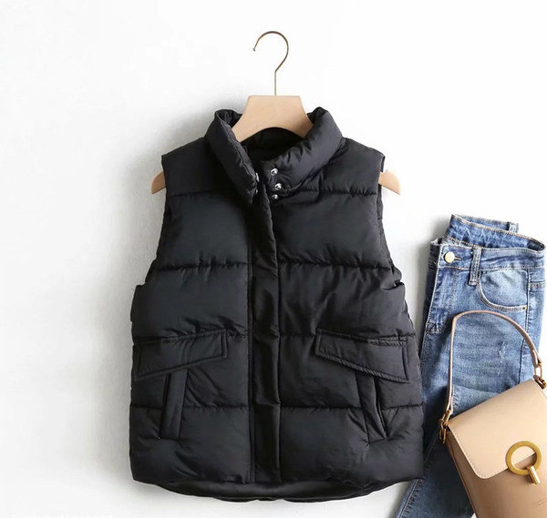 Ženski prsluk s visokim ovratnikom i gumbima