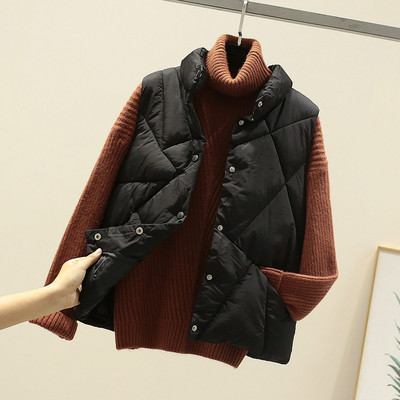 Moodne kõrge krae ja nööpidega naistevest