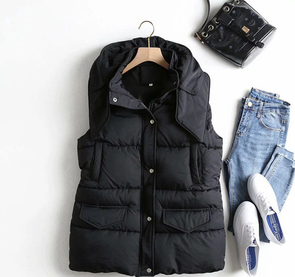 Moteriška liemenė su sagomis ir gobtuvu