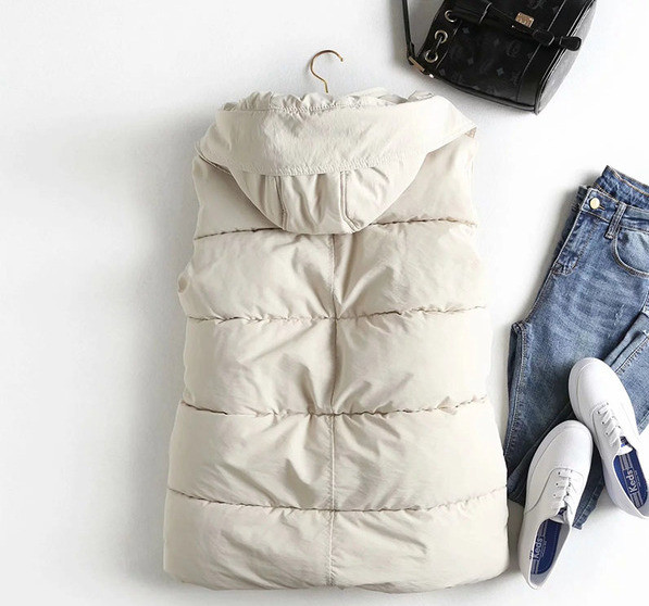 Moteriška liemenė su sagomis ir gobtuvu