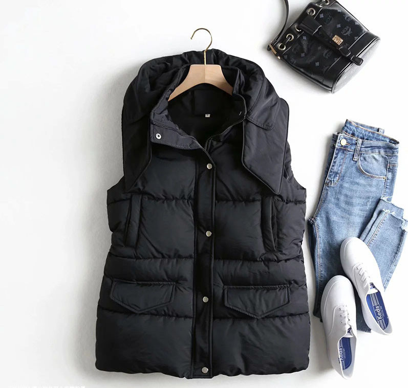 Moteriška liemenė su sagomis ir gobtuvu