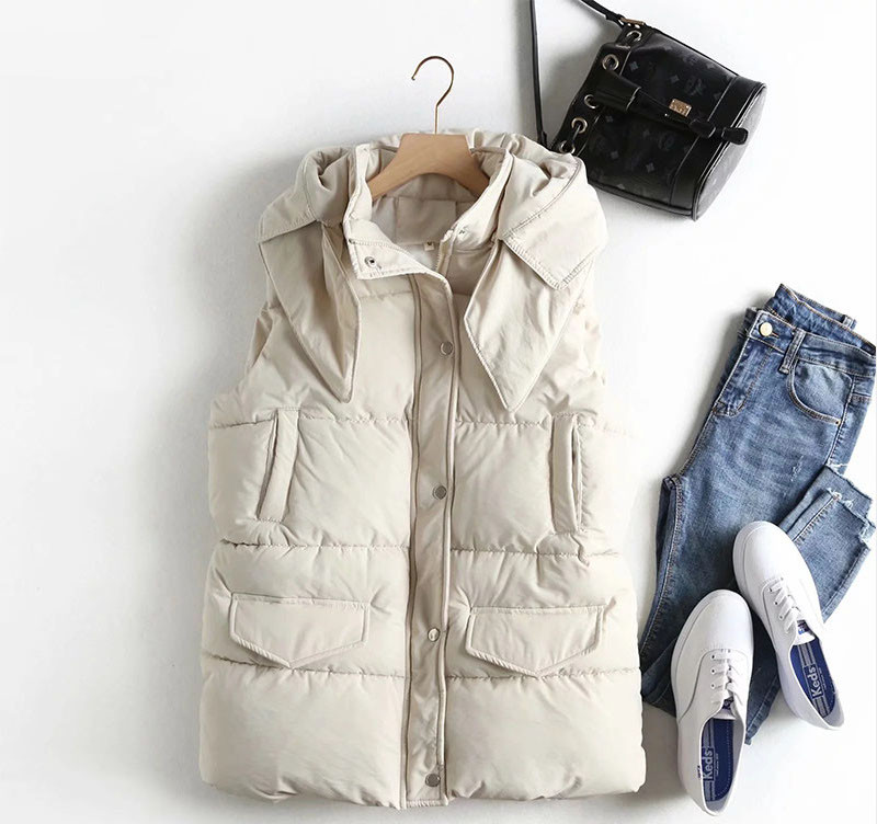 Moteriška liemenė su sagomis ir gobtuvu