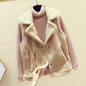 Naujas moteriškos pūkinės liemenės modelis su špicine iškirpte ir kišenėmis