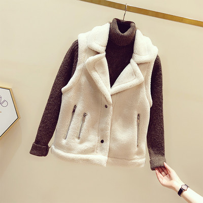 Naujas moteriškos pūkinės liemenės modelis su špicine iškirpte ir kišenėmis