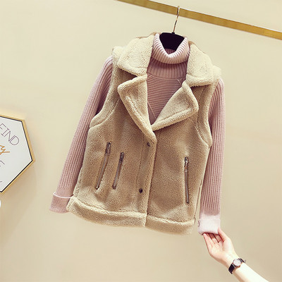 Naujas moteriškos pūkinės liemenės modelis su špicine iškirpte ir kišenėmis