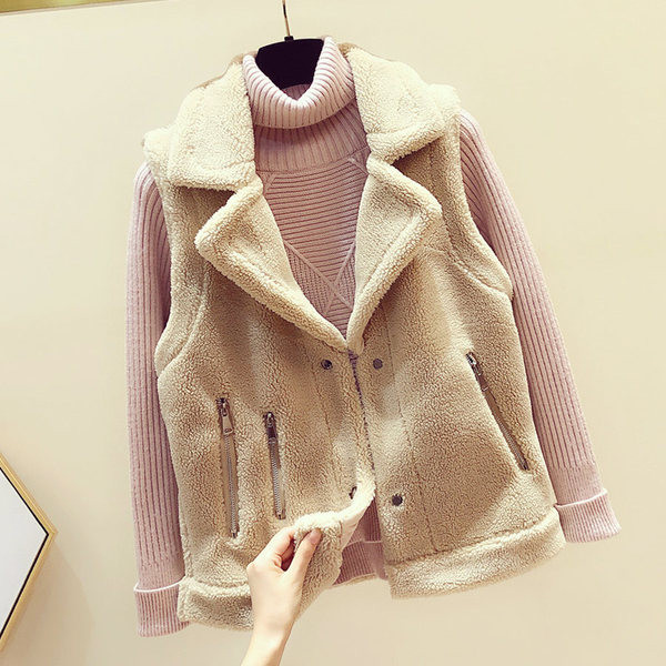 Naujas moteriškos pūkinės liemenės modelis su špicine iškirpte ir kišenėmis