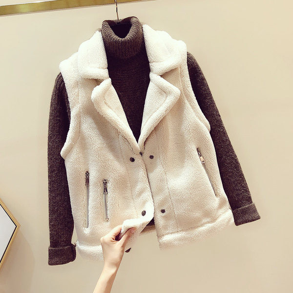 Naujas moteriškos pūkinės liemenės modelis su špicine iškirpte ir kišenėmis