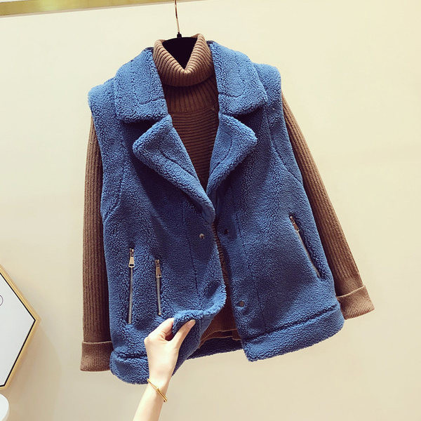 Naujas moteriškos pūkinės liemenės modelis su špicine iškirpte ir kišenėmis