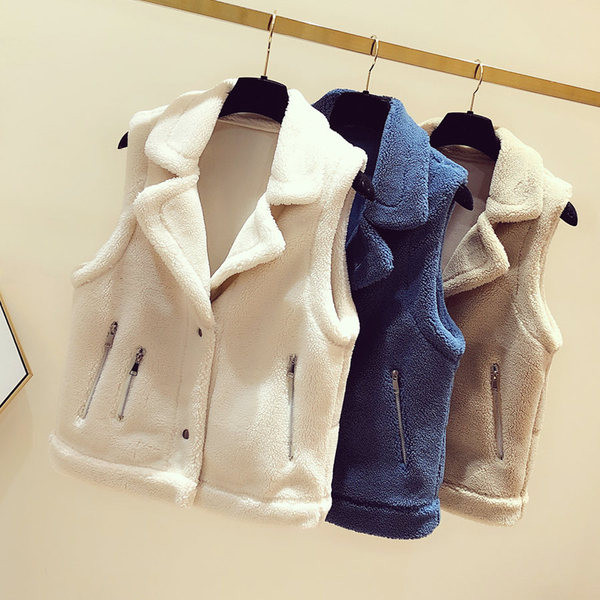 Naujas moteriškos pūkinės liemenės modelis su špicine iškirpte ir kišenėmis