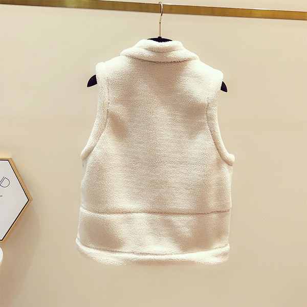 Naujas moteriškos pūkinės liemenės modelis su špicine iškirpte ir kišenėmis