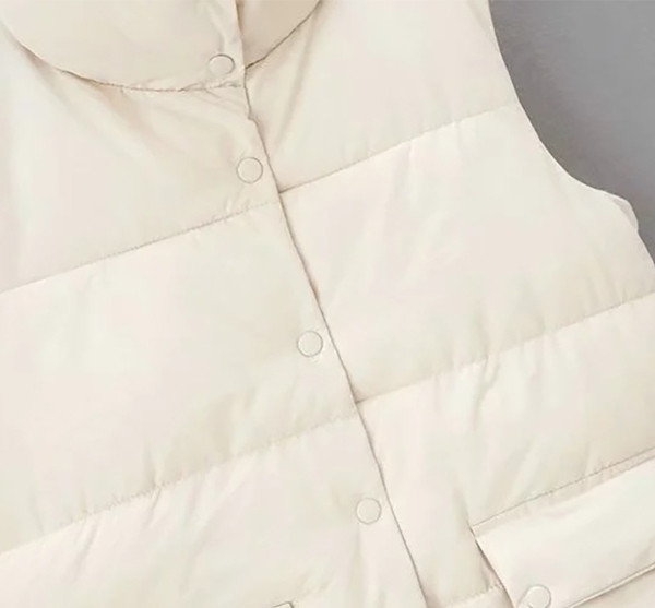 Naiste vesti sirge mudel nööpide ja kõrge kraega