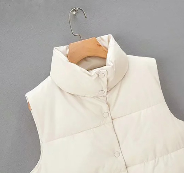Naiste vesti sirge mudel nööpide ja kõrge kraega