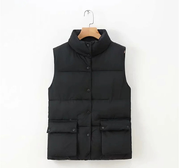 Naiste vesti sirge mudel nööpide ja kõrge kraega