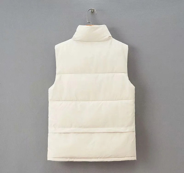 Naiste vesti sirge mudel nööpide ja kõrge kraega