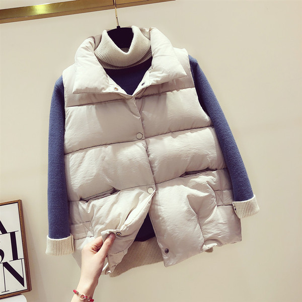 Naiste moodne nööpide ja kõrge kraega vest