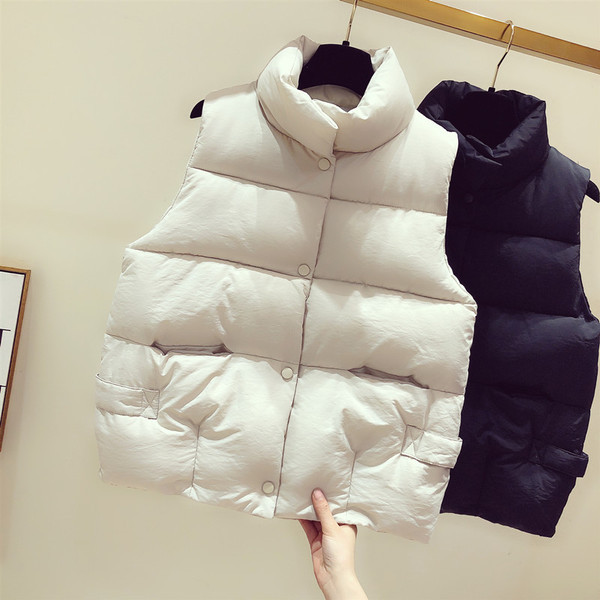 Naiste moodne nööpide ja kõrge kraega vest