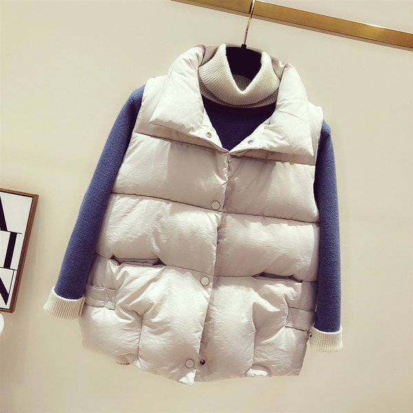 Naiste moodne nööpide ja kõrge kraega vest