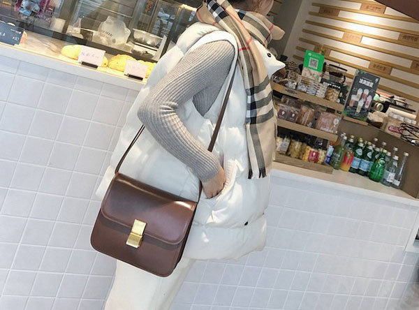 Naiste talvevest nööpide ja kõrge kraega