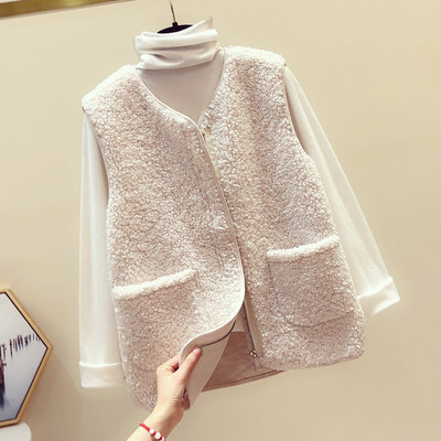 Moteriška pūkinė liemenė su V formos apykakle ir sagomis